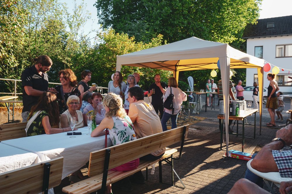 Invités réunis autour de la table dressée pour la fête.
