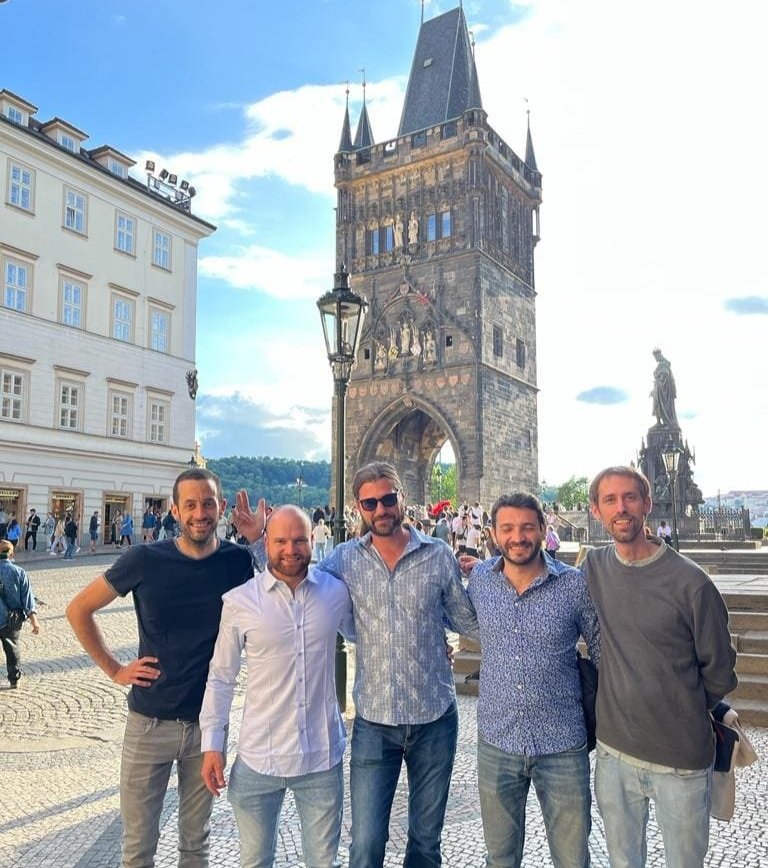 Fünf Kollegen vor dem Brückenturm der Karlsbrücke in Prag.