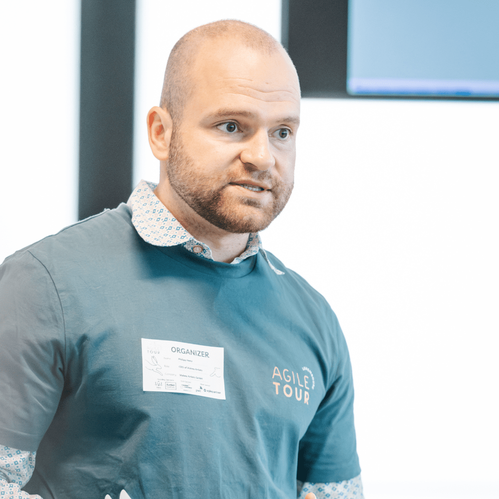 Philipp Heitz im Agile-Tour-Shirt während der Konferenz.