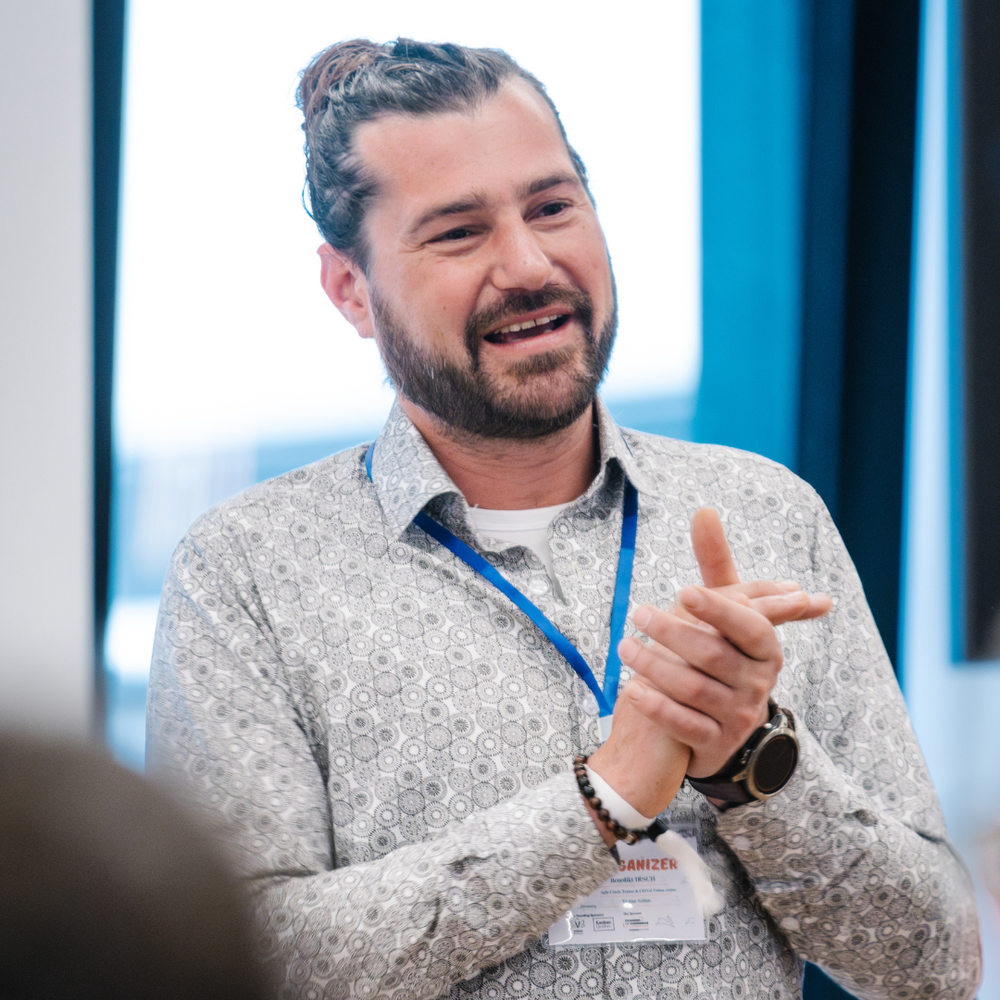 Benedikt Irsch im Gespräch auf der Agile Tour Luxembourg, den Organisatoren-Ausweis um den Hals.