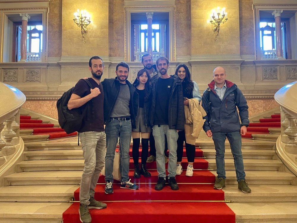 Team auf der rot ausgelegten Treppe der Ungarischen Staatsoper.