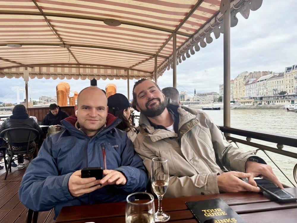 Zwei Kollegen auf dem Deck eines Schiffs auf der Donau.