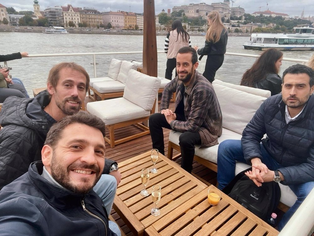 Gruppe auf einem Donauschiff, dahinter auf dem Hügel die Budaer Burg.